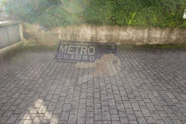 posti auto esclusivi - NEGOZIO PIOVENE ROCCHETTE (VI)  